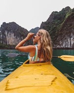 Chèo thuyền Kayak vui chơi, tham quan khi tham gia tour du lịch vịnh Lan Hạ, Cát Bà