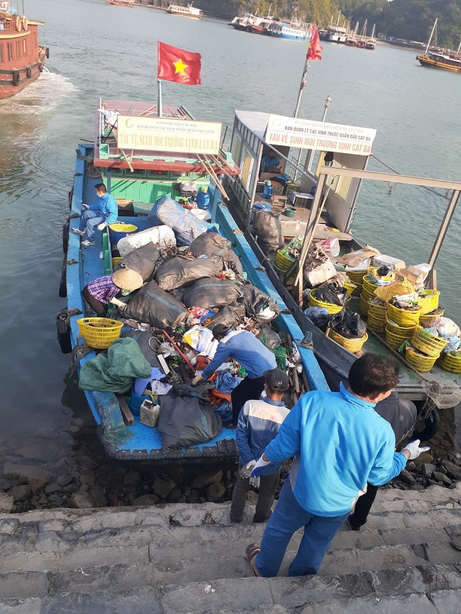 Hình ảnh tổ môi trường dọn dẹp, giữ gìn vệ sinh, cảnh quan môi trường Vịnh