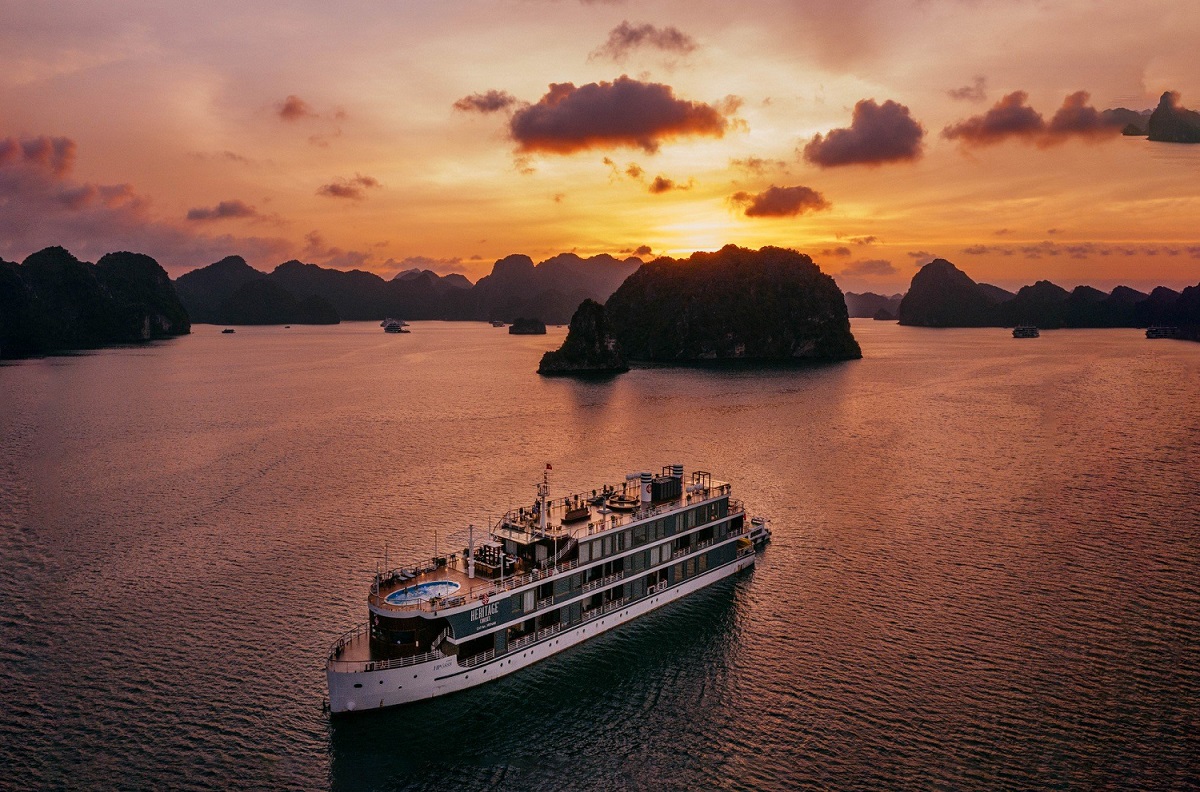 Du thuyền trên vịnh